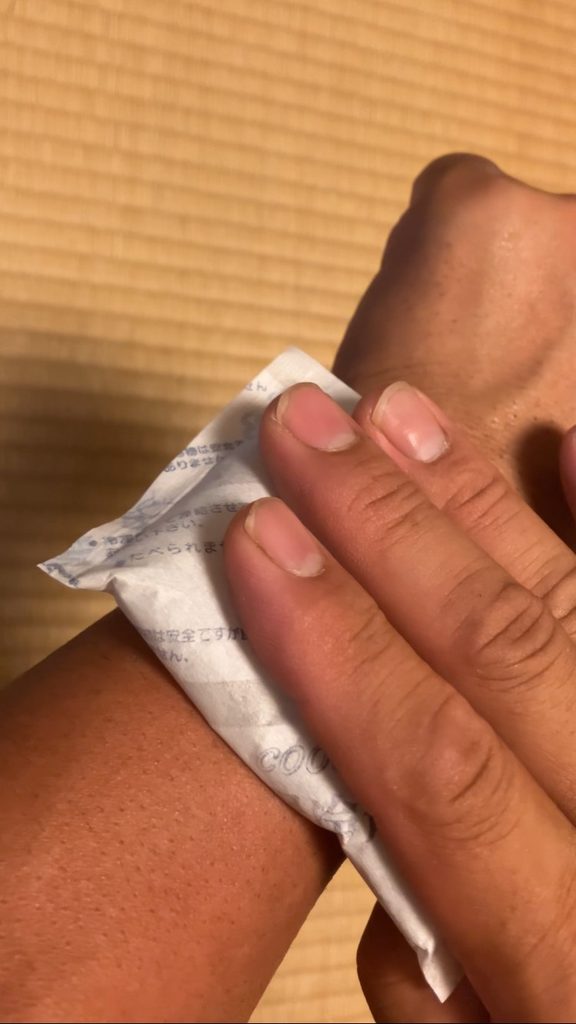 ケノン付属の保冷剤で照射前に肌を冷却している様子